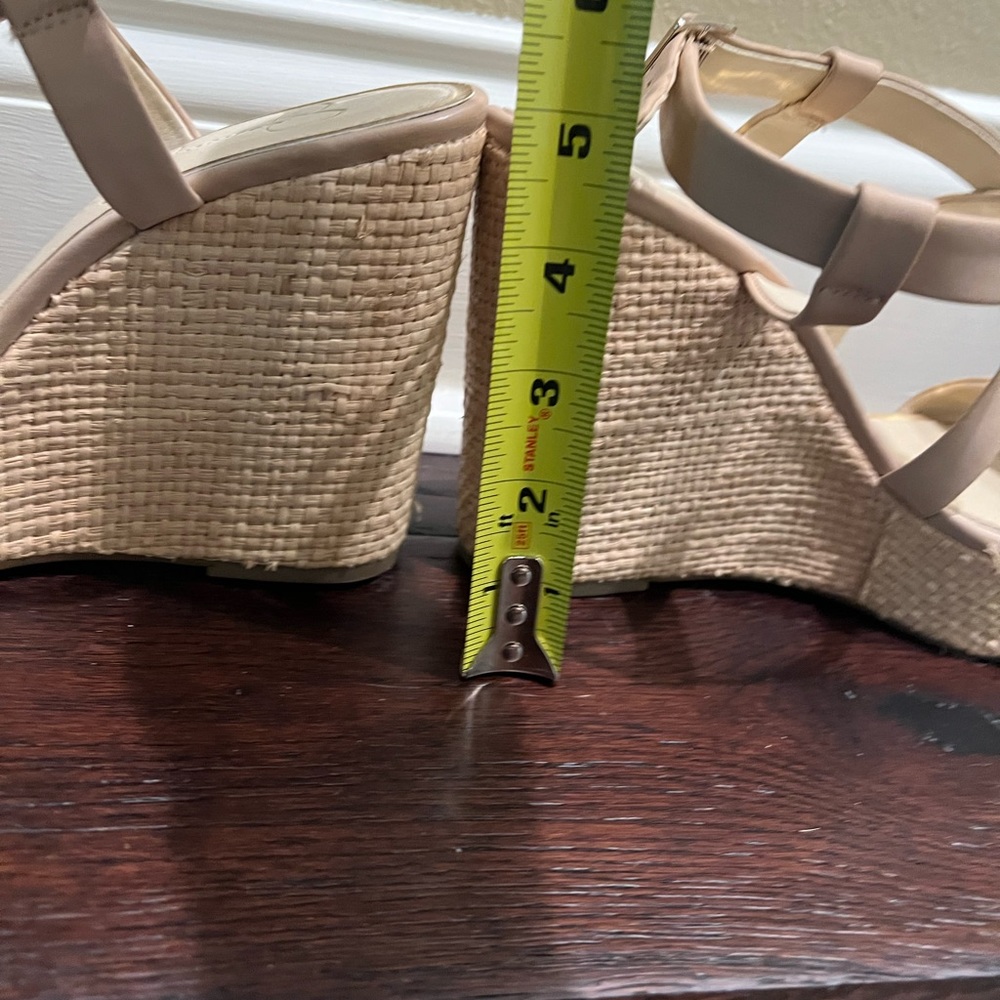 Like new cute beige Jessica Simpson wedges  size 8.5